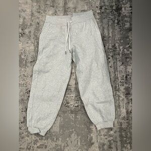EUC lululemon scuba relaxed jogger size 8 in heathered ultra core light grey